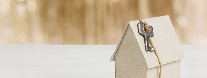 Clé de maison, impôts, investissement