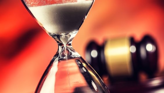 Sablier symbolisant l'importance de la planification successorale et de l'optimisation des actifs dans un contexte juridique.