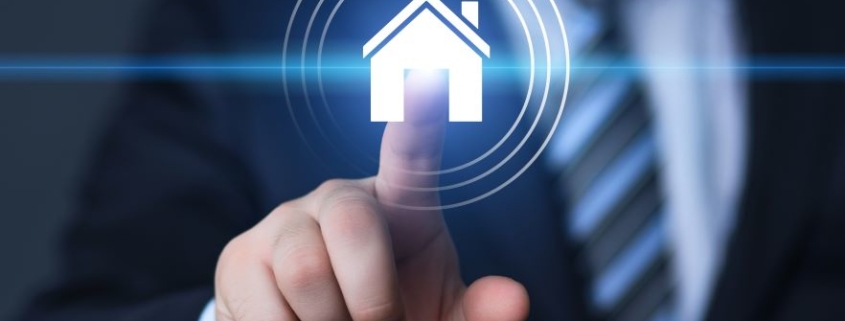 Professionnel en costume interagissant avec une interface numérique de gestion immobilière, soulignant l'optimisation des actifs.