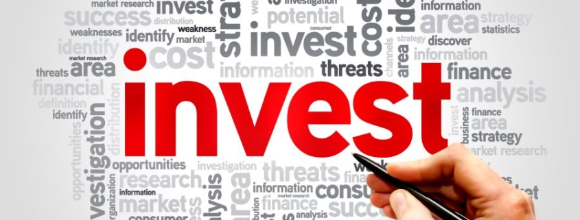 Image d'un concept d'investissement avec des mots-clés entourant le terme "invest". Un outil pour explorer des stratégies financières adaptées.