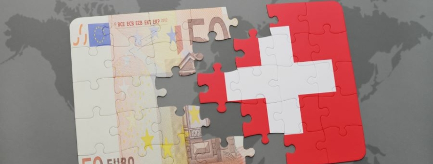 Image d'un billet de 50 euros et d'un puzzle représentant le drapeau suisse, symbolisant l'optimisation des investissements transfrontaliers.