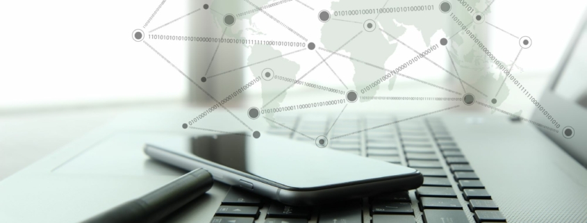 Ordinateur portable avec un smartphone et un stylo, symbolisant la gestion des actifs dans un cadre professionnel.