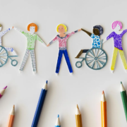 Des silhouettes en papier représentant la diversité, symbolisant l'importance d'une approche personnalisée en gestion de patrimoine.