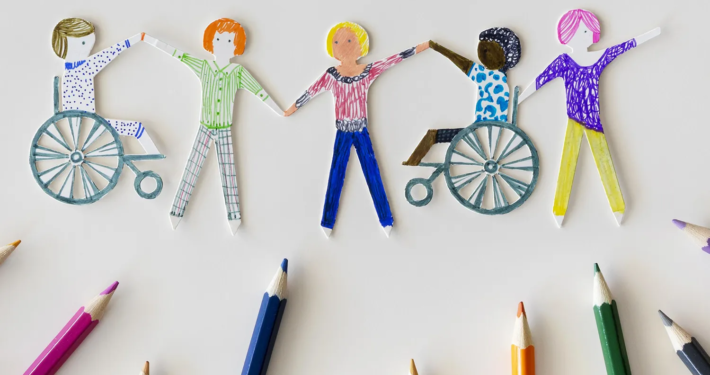 Des silhouettes en papier représentant la diversité, symbolisant l'importance d'une approche personnalisée en gestion de patrimoine.