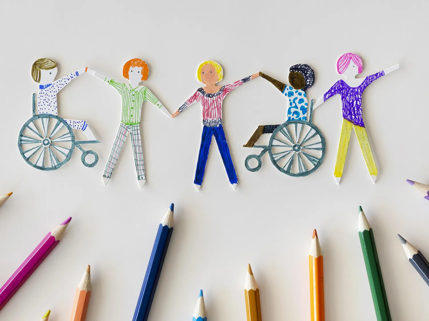 Des silhouettes en papier représentant la diversité, symbolisant l'importance d'une approche personnalisée en gestion de patrimoine.